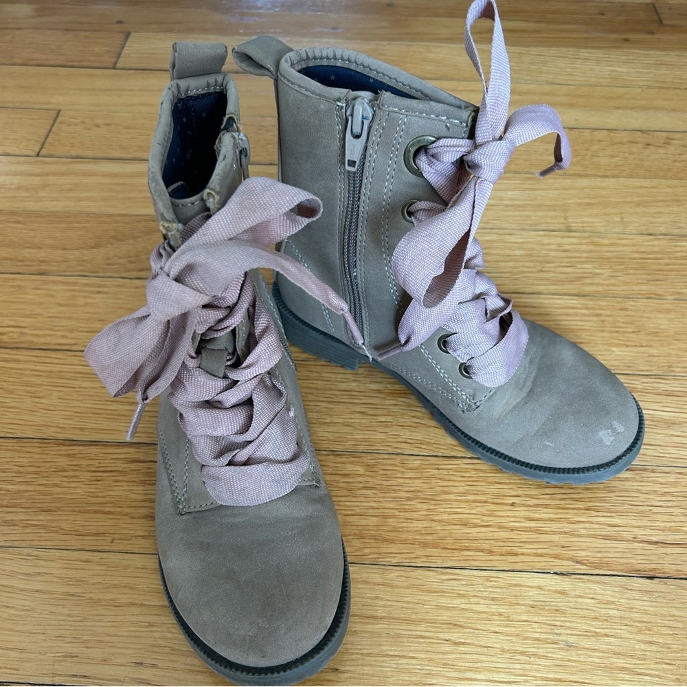 Cat & Jack tan lace up boots in little girls size 13 with pale pink laces